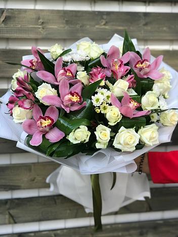 Букет цветов из: Розы и Хризантемы в Синявино