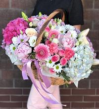 Композиция солнечный день в Синявино Цветочная композиция из Розы, Хризантемы, Пионы и Лизиантусы в корзине в Синявино