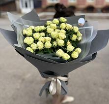 Букет Белые кустовые розы Солинеро в Синявино