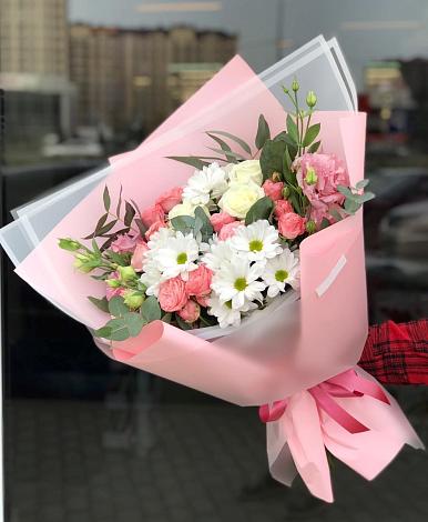 Букет цветов из: Розы, Лизиантусы и Хризантемы в Синявино